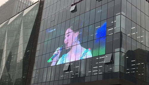 Face vitrée de bâtiment avec écran transparent Flexscreen